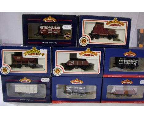 Eight Bachmann OO scale wagons in excellent condition, boxes with wear. P&amp;P Group 1 (£14+VAT for the first lot and £1+VAT