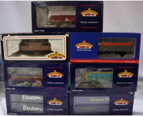 Five Bachmann OO wagons and two 45ft container twin packs, in excellent condition, wear to boxes. P&amp;P Group 1 (£14+VAT fo