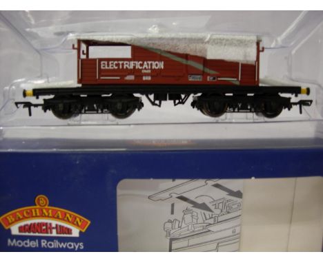 Bachmann 33-825Y Queen Mary brake van, electrification branding, Kernow exclusive. Excellent condition, boxed with storage we