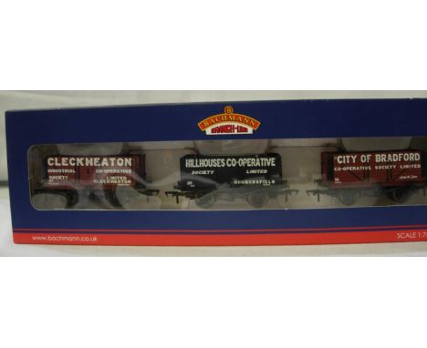 Bachmann 37-075N, set of three Northern Co-op private owner wagons, National Railway Museum exclusive. Near mint condition, b