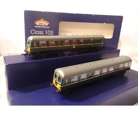 Bachmann 31-327 Class 105 two car DMU Green, in excellent condition, box with wear. P&amp;P Group 1 (£14+VAT for the first lo