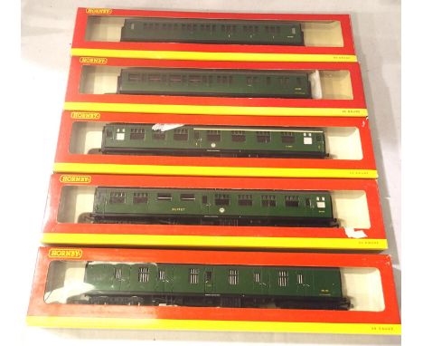 Five Hornby BR Green (Southern) coaches, R4115B, R4116A, R4117, R4134B, R4125B, all in excellent condition, wear to boxes. P&