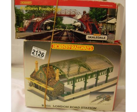 Horny R331 London Road station and R8641 footbridge. Both appear complete, in good condition, wear to boxes. P&amp;P Group 1 