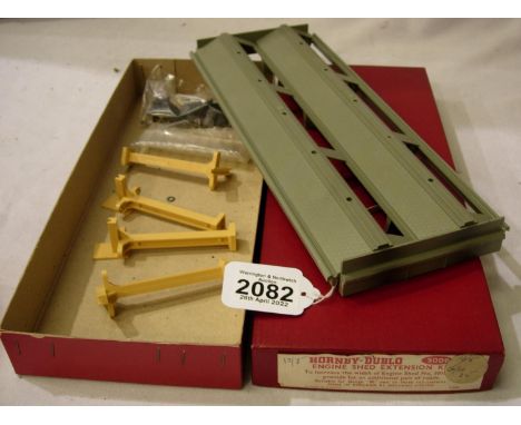 Hornby Dublo 5006 engine shed extension kit. Very good - excellent condition, appears complete, box with storage marks. P&amp