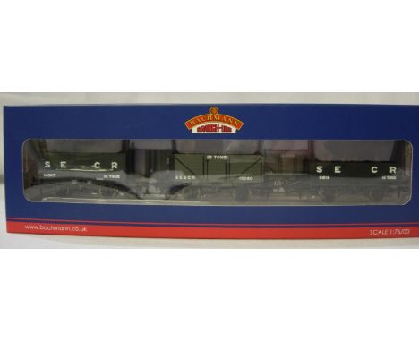 Bachmann 37-076N set of three SE and CR wagons, dark grey Collectors Club exclusive. Near mint condition, boxed. P&amp;P Grou
