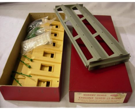 Hornby Dublo 5005 engine shed kit, appears complete. Very good - excellent condition, box with storage marks. P&amp;P Group 1