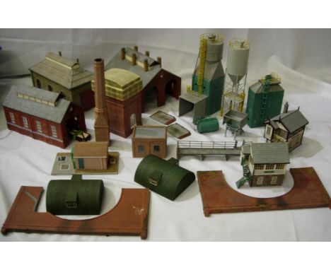 Selection of Skaledale/Scenecraft resin buildings and accessories including 3x engine sheds, signal boxes, Nissan huts, porta