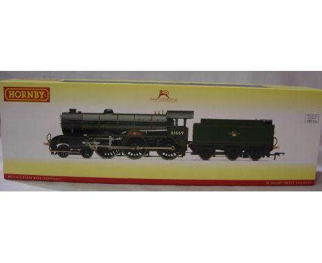 Hornby R3003 Class B17/6 Barnsley, 61669 Green Late Crest. Near mint condition, box with storage wear. P&amp;P Group 1 (£14+V