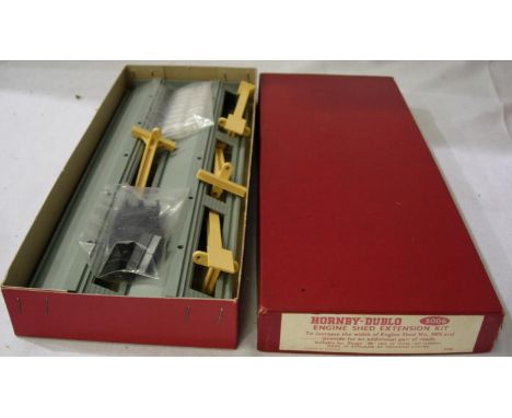 Hornby Dublo 5006 engine shed extension kit. Very good - excellent condition, appears complete. Box with storage wear. P&amp;