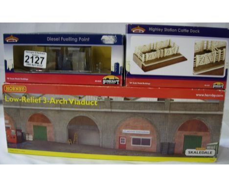 Hornby R9660 low relief arch/viaduct and Bachmann Scenecraft, cattle, duck and diesel fueling point. All in good condition, b