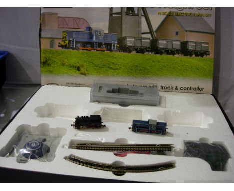 N gauge Farish Colliery Classic freight set, loco, track and controller only (no wagons/paperwork). Box is in fair condition,
