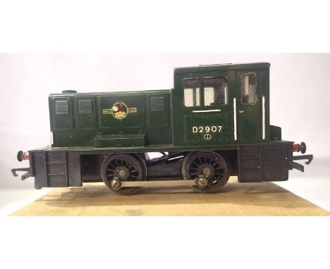 Triang 040 diesel shunter repainted Green, Late Crest, D2907, in very good condition, unboxed. P&amp;P Group 1 (£14+VAT for t