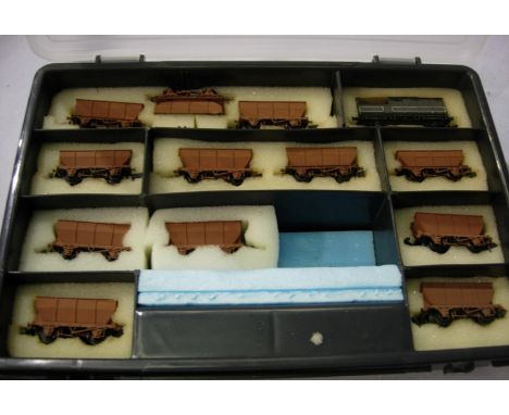N gauge; twelve Hoppers and one brake van, mostly very good condition, in storage box. P&amp;P Group 1 (£14+VAT for the first
