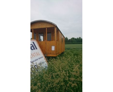 Tuin shepherd hut / Romany caravan, static  This Lot can be viewed in situ at:Kington Park  Malmesbury RoadKington LangleyChi