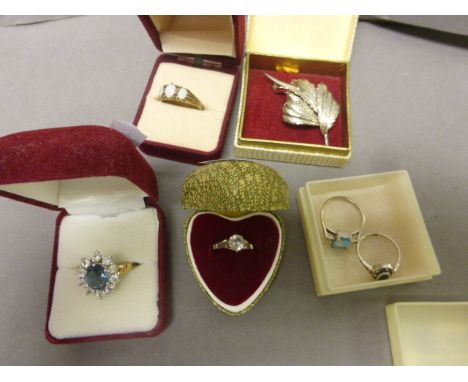 Boxed 9ct gold ring, two silver rings, a silver & opal ring plus a silver brooch