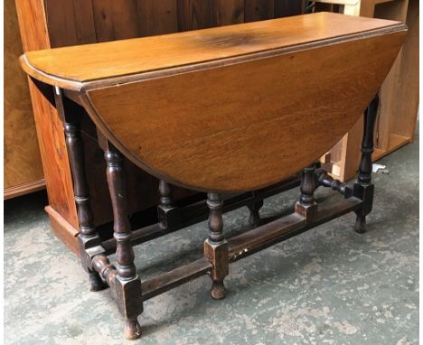 An oak oval gate leg table, 112cmW 