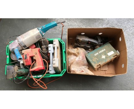 A mixed lot of tools to include a Bosch belt sander, angle grinder, battery charger, black and decker sander etc 