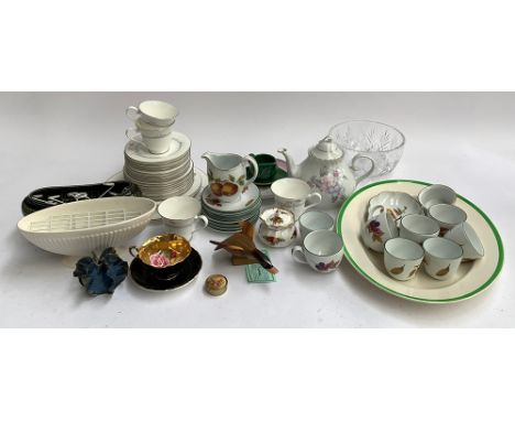 A mixed lot of tea wares to include Royal Doulton 'Allegro', Royal Worcester 'Evesham Vale', Wedgwood, whimseys, etc 