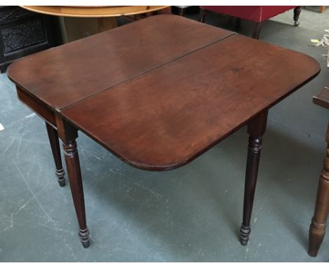 An early 19th century mahogany gateleg card table, fold over top on tapering turned brass capped legs, 92x46x72cm 
