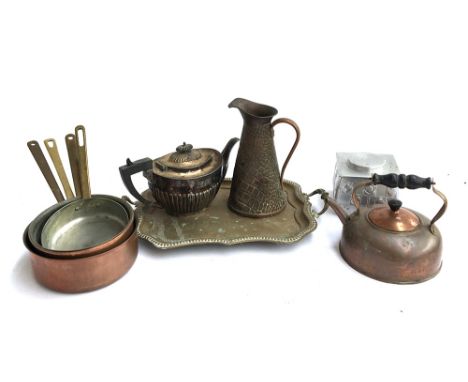 A quantity of metal items, to include four copper saucepans with brass handles, the largest 18.5cmD, copper kettle, plated te