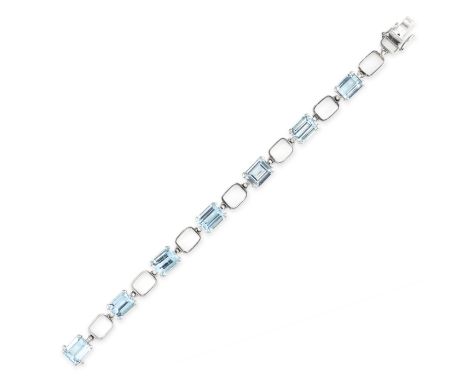 AN AQUAMARINE BRACELET Step-cut aquamarines, approximate total 25.0-28.0 carats Stamped 18K Length 195mm 31.0 grams 