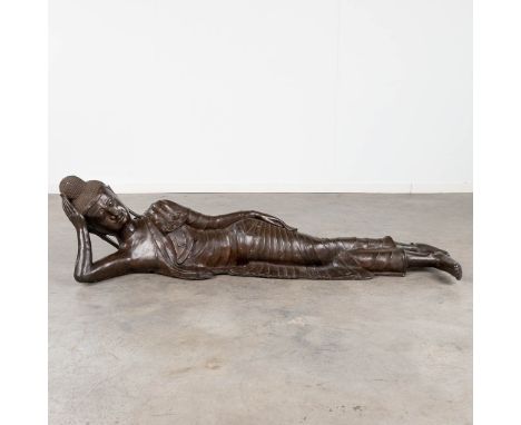 A large statue of a reclining buddha, patinated bronze. (L: 37 x W: 130 x H: 34 cm)