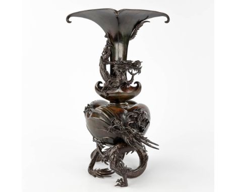 A vase decorated with dragon figurines, Japan, Meiji period.Patinated bronze (L: 26 x W: 33,5 x H: 54 cm)