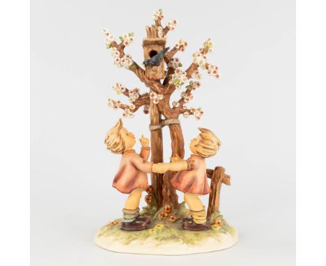 Hummel 'Welcome Spring', Century Collection 1993.With the matchin certificate.  (L: 14,5 x W: 19 x H: 31 cm)
