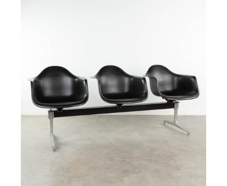Charles &amp; Ray EAMES (XX-XXI) 'Tandem seating' an airport bench with 3 stools.  (L: 60 x W: 197 x H: 80 cm)