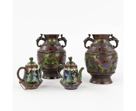 A pair of vases and pitchers, champslevé enamel on bronze base. 20th century.  (H: 15 x D: 10,5 cm)