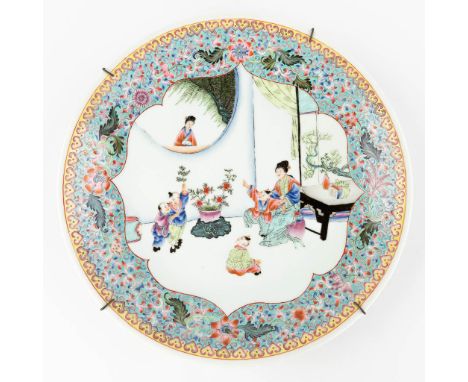 A Chinese porcelain plate, decorated with a lady and playing children. 20th century.  (D: 37,5 cm)