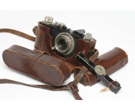 A LEICA WETZLAR DRP CAMERA, no.103462, with Leitz Elmar 1:35F=50mm lens, leather case and cased Leitz Wetzlar light meter (Es