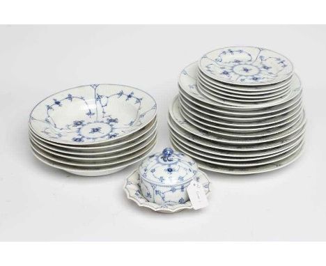 A ROYAL COPENHAGEN PORCELAIN DINNER SERVICE FOR SIX PLACE SETTINGS, 1960's, painted in underglaze blue with the Onion pattern