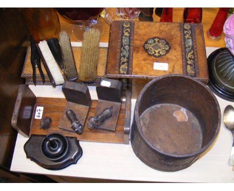 Collectable treen, including decorative trinket box 