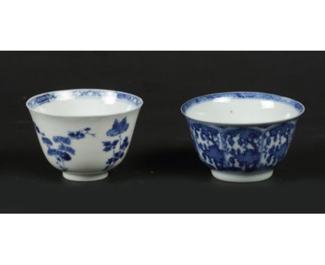 A lot of cups with grid decor and floral decor marked with 6-character mark. China, Kangxi.Diam.: 7 cm.