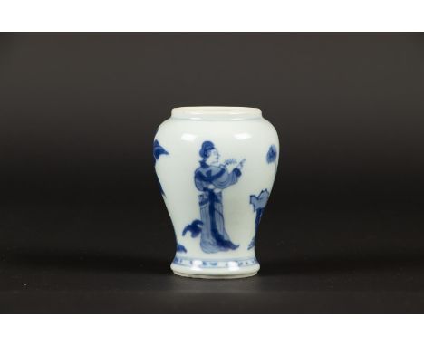A porcelain tea caddy with decoration of 2x standing frames with banana plant on the back. China, KangxiH.: 8,5 cm.