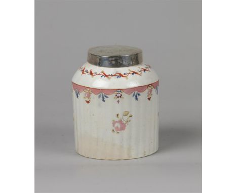 A porcelain ribbed tea caddy with metal lid, New Hall. England, circa 1800.Diam.: 8 cm.
