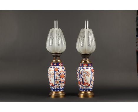 A set of porcelain Imari vases transformed into an oil lamp. Japan, late 19th century.H.: 58 cm.