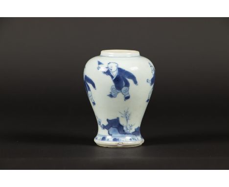 A porcelain tea caddy with decoration of 3 playing Chinese fools. China, Kangxi.H.: 9 cm.