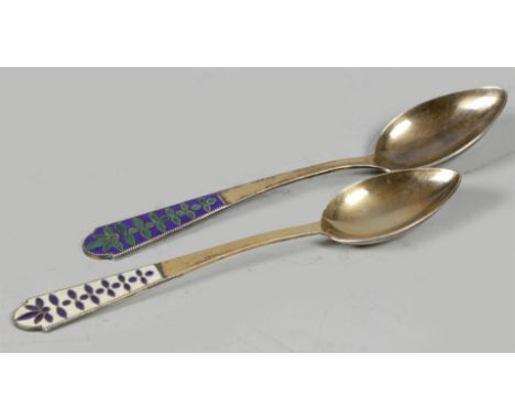 Two Russian gold plated spoons with pearl rim flower decoration and enameled.Ê850/1000, Russian silver. Total 50 gramsL.: 14,