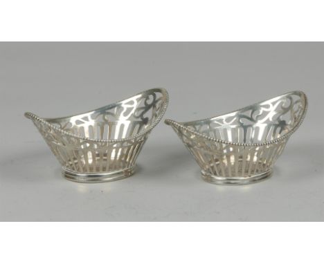 A set of twoÊajourÊcut bonbon basketsÊwith soldered pearl rims. H.Hooikaas. Lion, 2nd grade. 50.40 grams.Diam.: 8 cm.