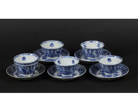 A lot of (6+5) cups and saucers with floral decor. China, 19th century.Diam.: 13,5 cm.
