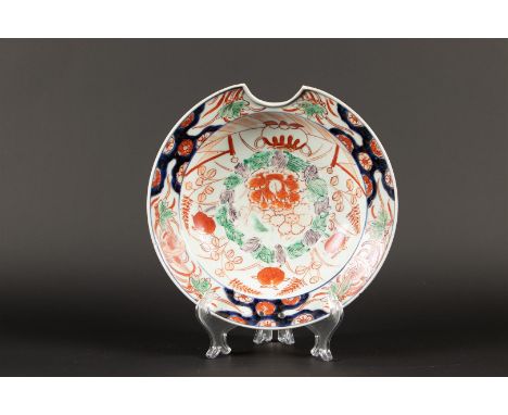 A porcelain shaving basin with Imari decor. Japan, 19th century.Diam.: 26 cm.