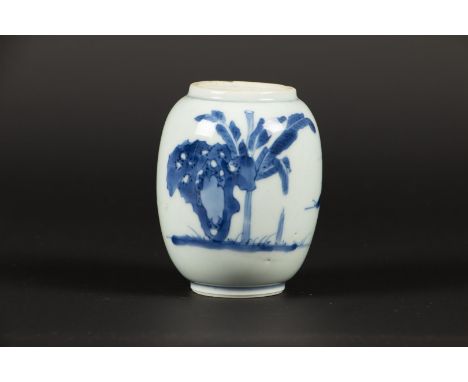 A porcelain tea caddy with decoration of 2 x lizards in landscape marked with artimisia leaf. China, Kangxi.H.: 9 cm.