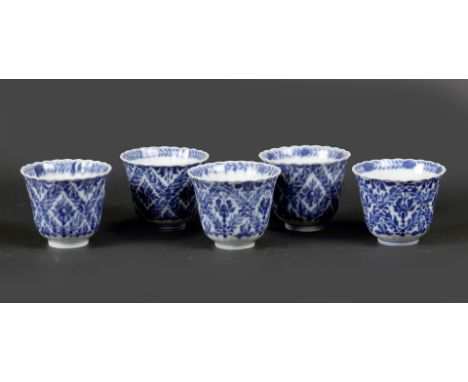 A set of high porcelain cups with floral decor. after earlier Kangxi example. China, 19th century.H.: 6,5 cm.