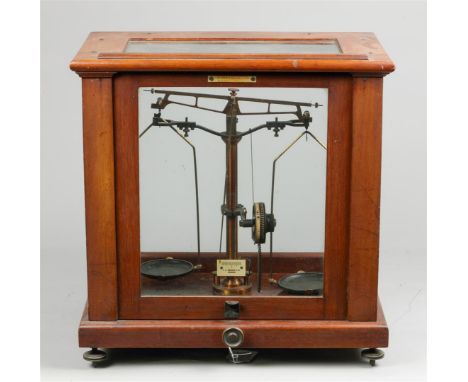 A pharmacy scale in a wooden display case. F.E. Beckers & Co, London. early 20th century.43 x 45 x 22 cm. 