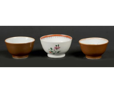 A lot of various porcelain Famille Rose cups, 2x capuchin outside, all floral decor. China, Qianglong.Diam.: 8 cm.