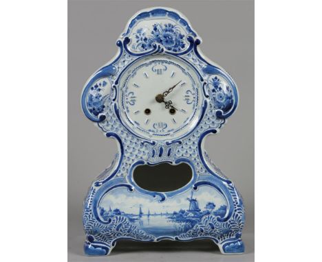 An earthenware mantel clock with floral decor, marked Porceleyne Fles. Delft, 1976.H.: 40,5 cm.