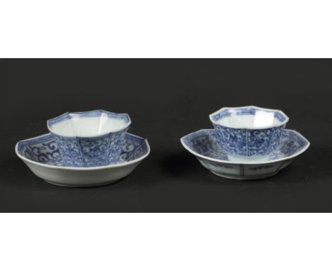 A lot of porcelain angledÊoctagonal cups and saucers with floral decor. China, Qianglong.Diam.: 10,5 cm.
