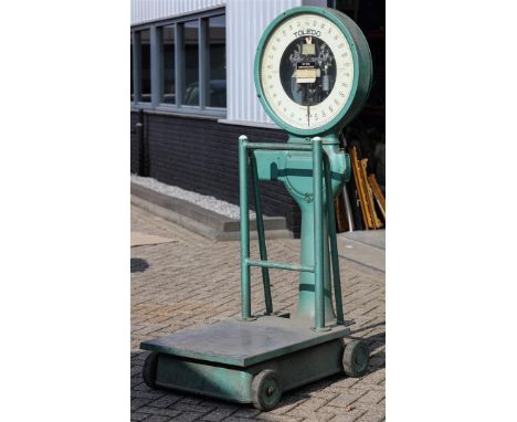 A very large Toledo industrial scale on cast iron wheels.H.: 180 cm x B.: 70 x L.: 100 cm.